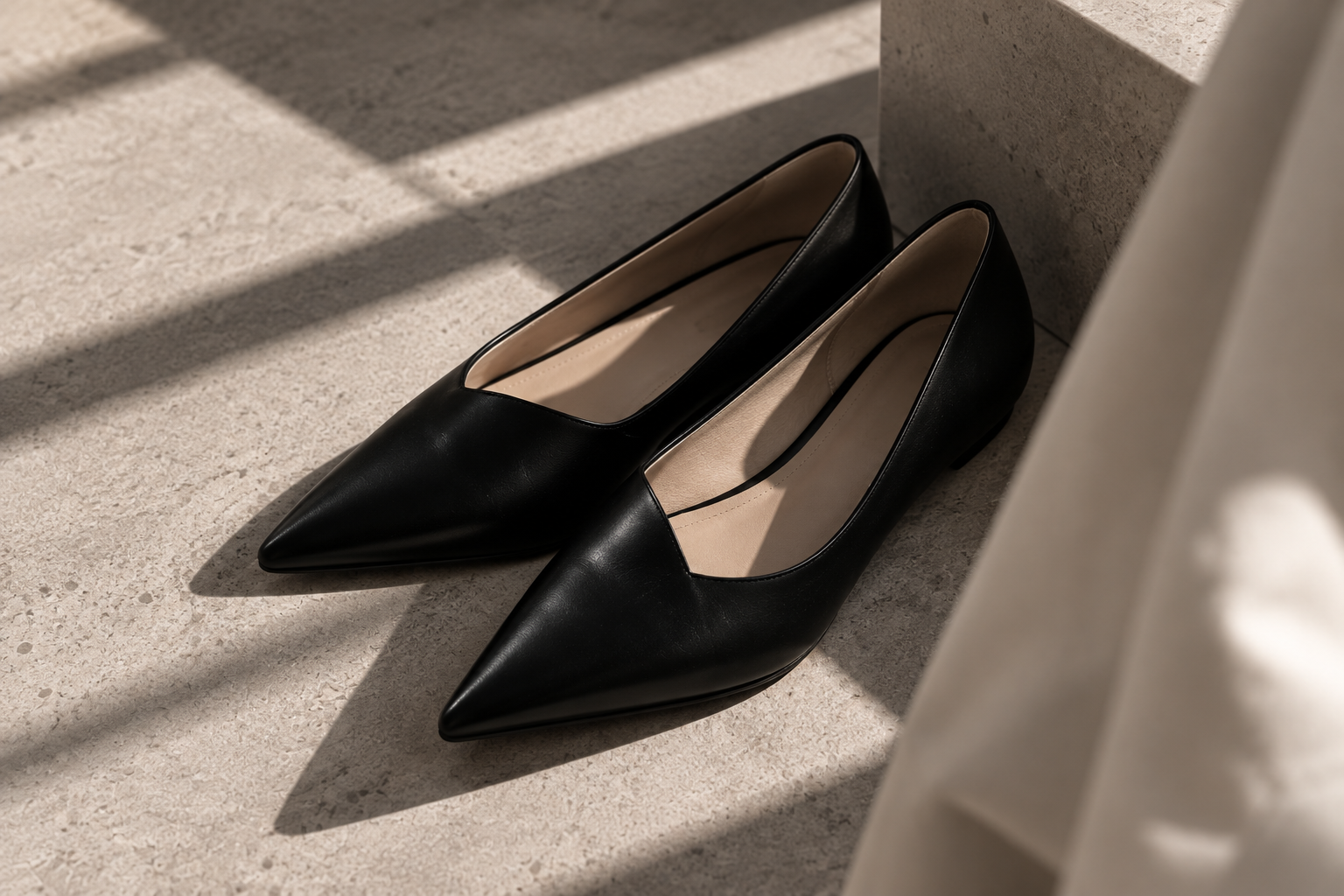 Zapatos negros en una composición editorial